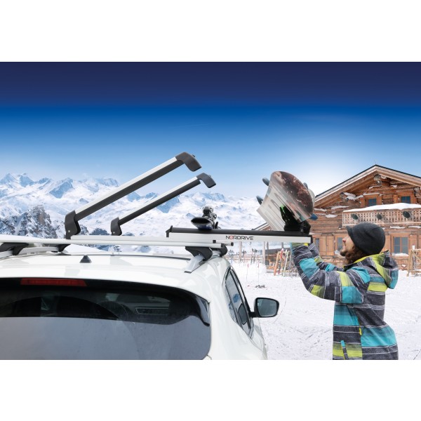 Portasci per il trasporto di sci e snowboard sul tetto dell'auto